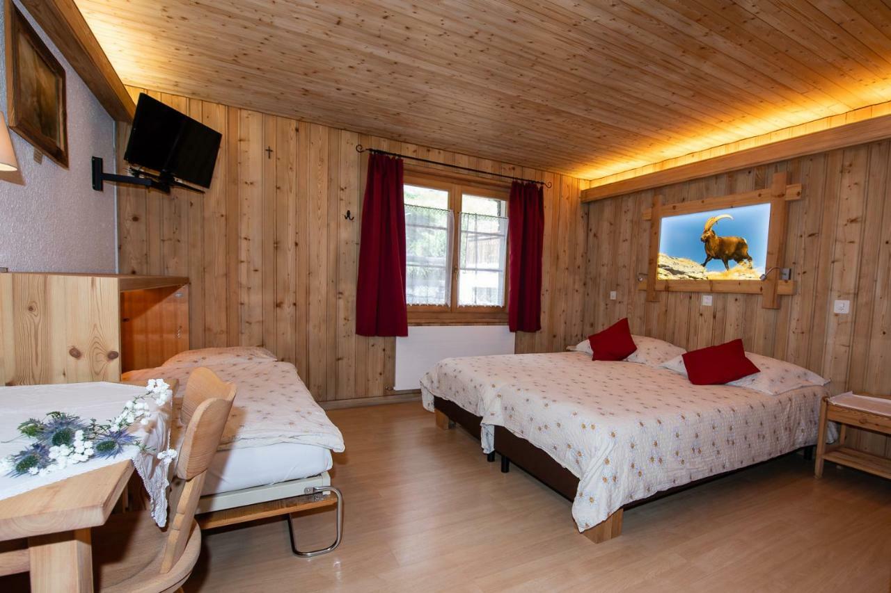 Hotel De Moiry Superieur กรีเมนทซ์ ภายนอก รูปภาพ